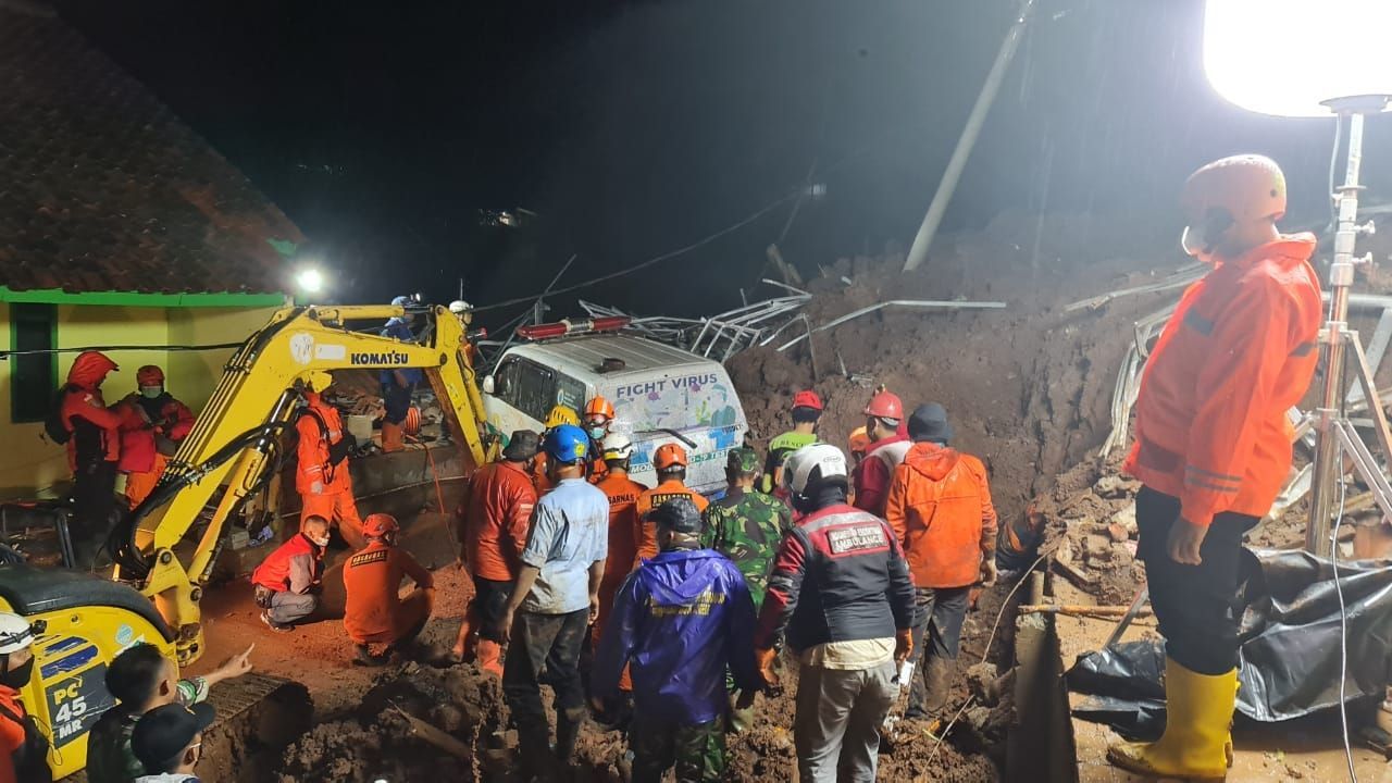 5 Fakta Longsor Di Sumedang: Syahidnya Danramil Cimanggung Hingga 13 ...