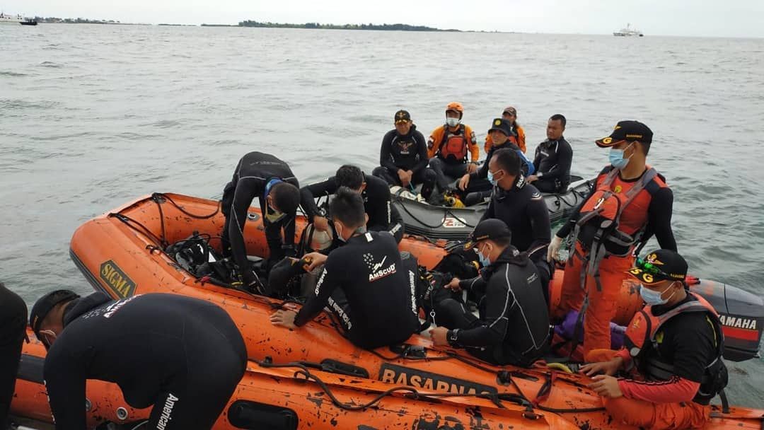 Tim gabungan Operasi melakukan pencarian korban dan puing pesawat Sriwijaya Air SJ 182 yang hilang kontak di perairan Kepulauan Seribu, Jakarta, Minggu  10 Januari 2021/Instagram/@sar_nasional
