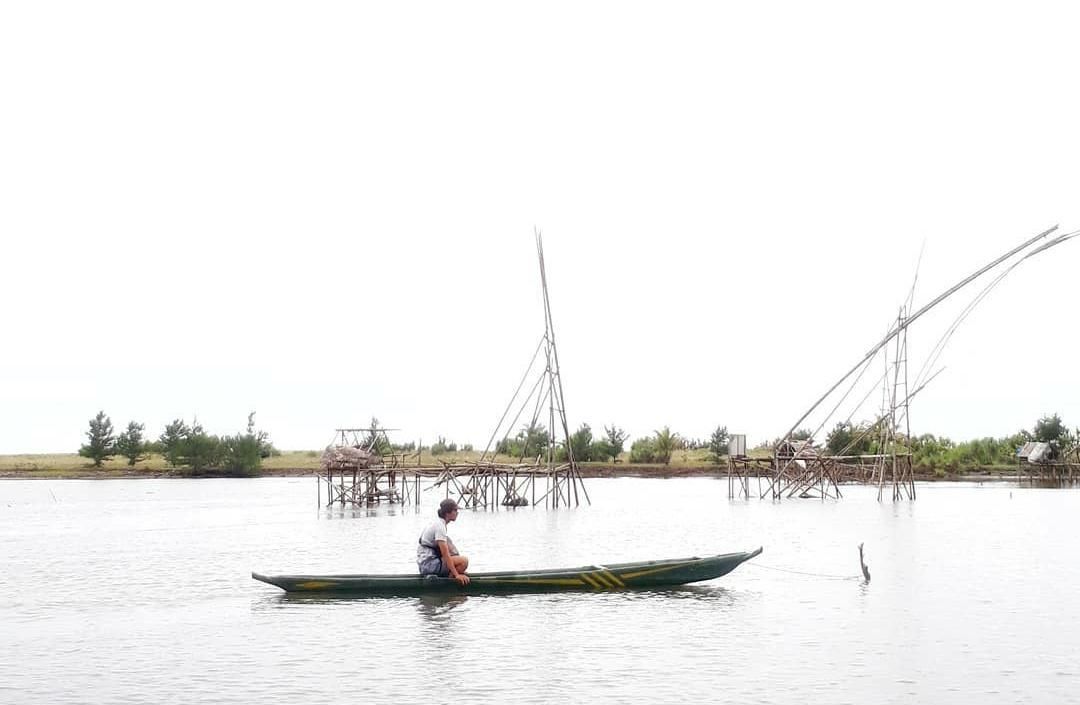 Tampak deretan jodang atau jaring perangkap ikan di pantai Karang Tirta 