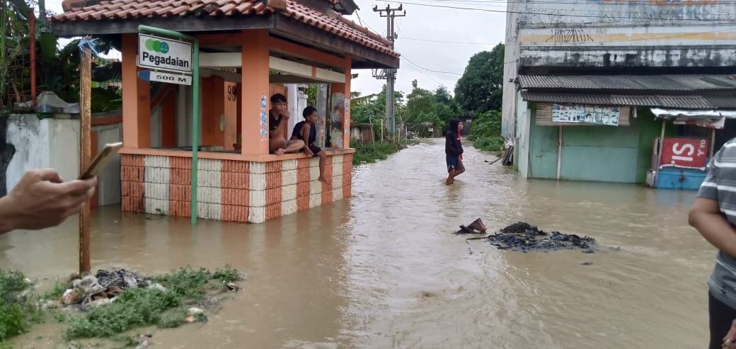 Suasana banjir yang merendam pemukiman warga Pamanukan di Subang, Jawa Barat