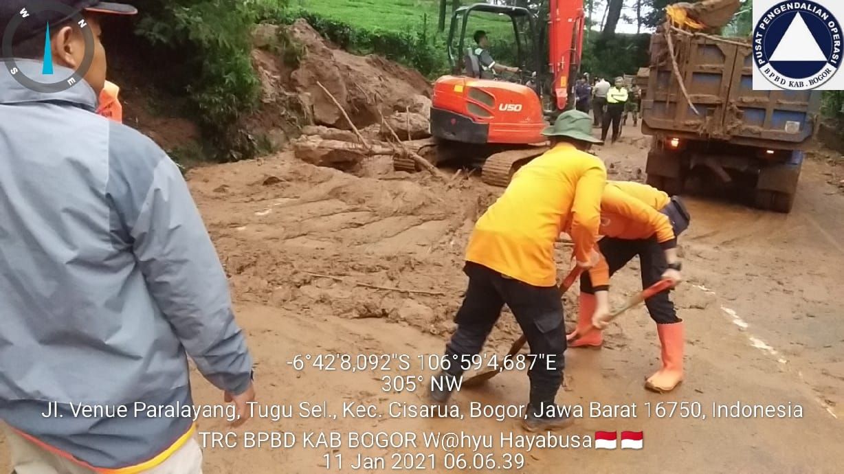 Petugas BPBD Kabupaten Bogor masih melakukan pembersihan di Jalur Puncak Bogor, Senin 11 Januari 2021