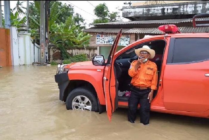 Begini penampakan Tarkiman, Sekretaris Bidang Pencegahan Badan Penanggulangan Bencana Daerah (BPBD) Kabupaten Subang, ketika mengingatkan warga jangan mendekat tanggul bocor