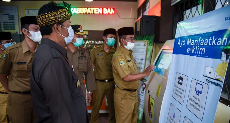 Bupati Bandung Dadang Naser saat mengunjungi sejumlah perangkat daerah di Kabupaten Bandung, Senin 11 Januari 2021