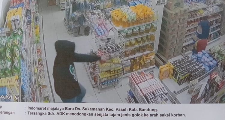 Aksi pelaku perampokan minimarket di Kabupaten Bandung yang terekam CCTV. / BUDI SATRIA/PRFMNEWS