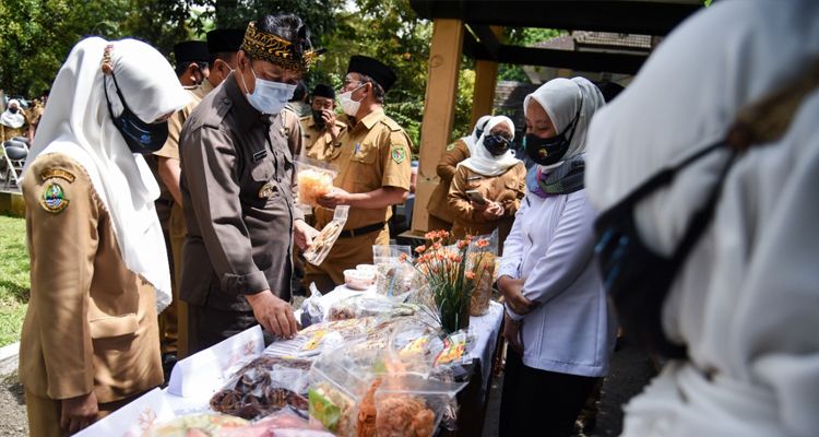 Bupati Bandung Dadang Naser saat mengunjungi sejumlah perangkat daerah di Kabupaten Bandung, Senin 11 Januari 2021
