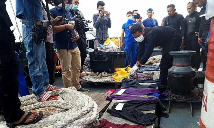 Petugas memeriksa sejumlah barang yang diduga milik penumpang dan pramugari pesawat Sriwijaya SJ 128 Air yang ditemukan di sekitar perairan Pulau Laki, Senin 11 Januari 2021.