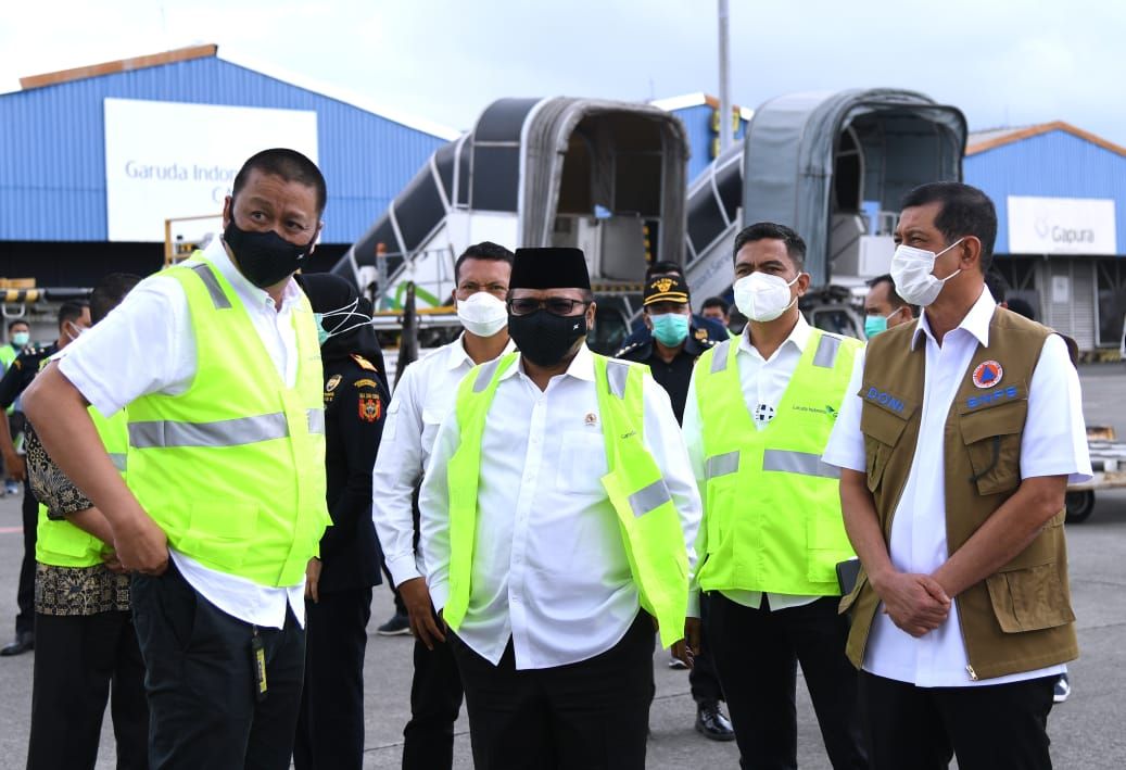 Ketua Satgas Covid-19 Doni Monardo dan Menteri Agama Yaqut Cholil Qoumas hadir dalam kedatangan 15 juta bahan baku vaksin Covid-19 di Bandara Soekarno-Hatta, Selasa 12 Januari 2021