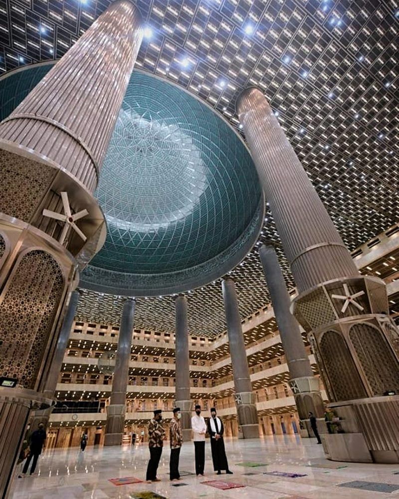 Presiden Jokowi menunjukkan tampilan baru Masjid Istiqlal yang selesai di renovasi.