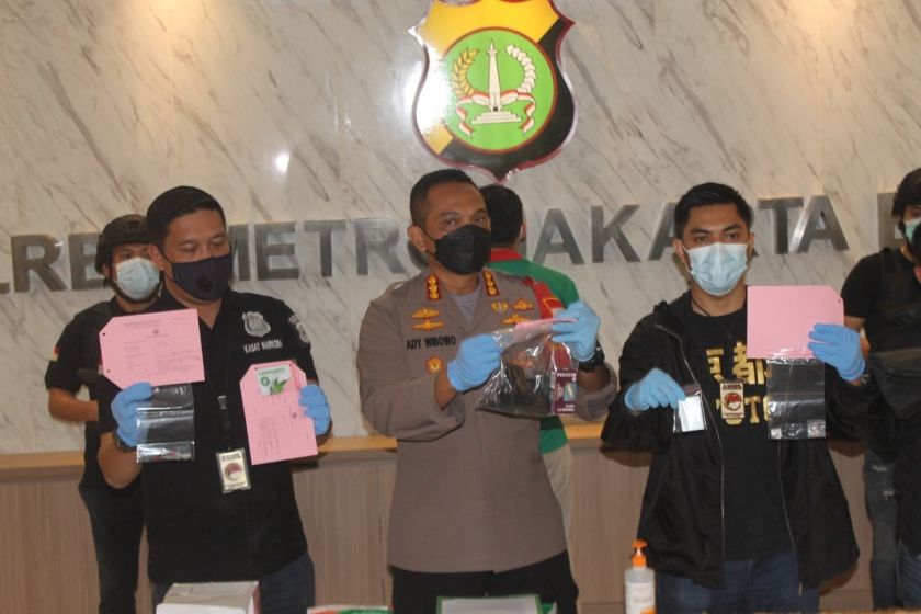 Kapolres Metro Jakarta Barat Kombes Pol Ady Wibowo dan jajarannya memperlihatkan barbuk narkoba dan senpi yang dimiliki suami Nindy Ayunda, APH