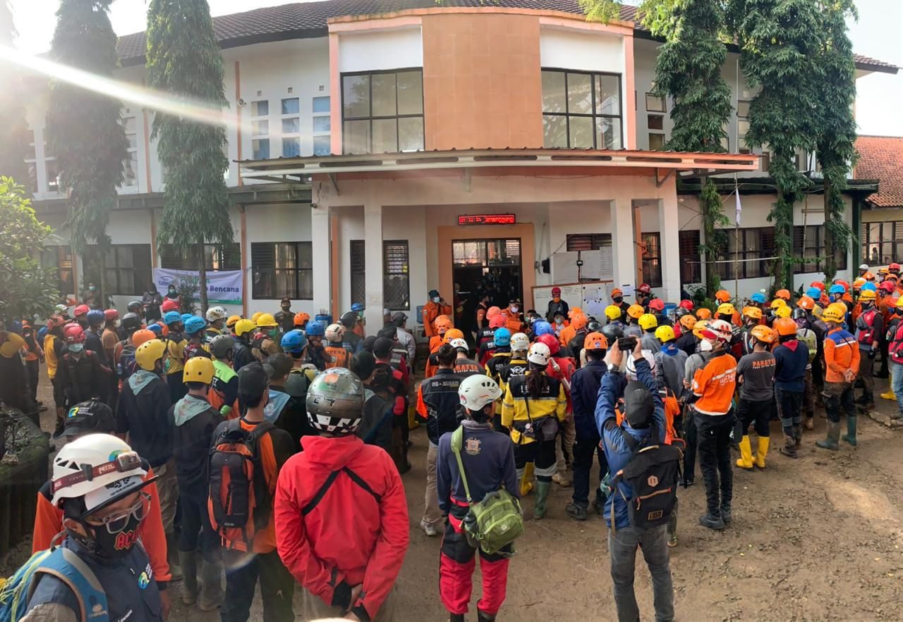 Bencana longsor di awal tahun 2021 yang terjadi di Cimanggung, Sumedang terbilang besar dan menjadi perhatian banyak pihak, termasuk dari berbagai unsur  yang terlibat melakukan pencarian dan pertolongan.