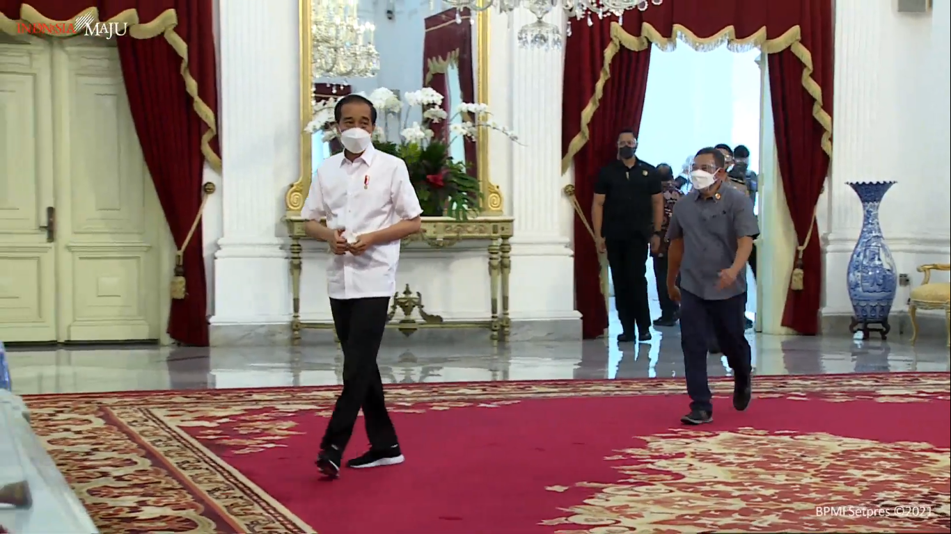 Presiden Jokowi masuk ke dalam ruang Istana Negara, Jakarta setelah disuntik vaksin Covid-19