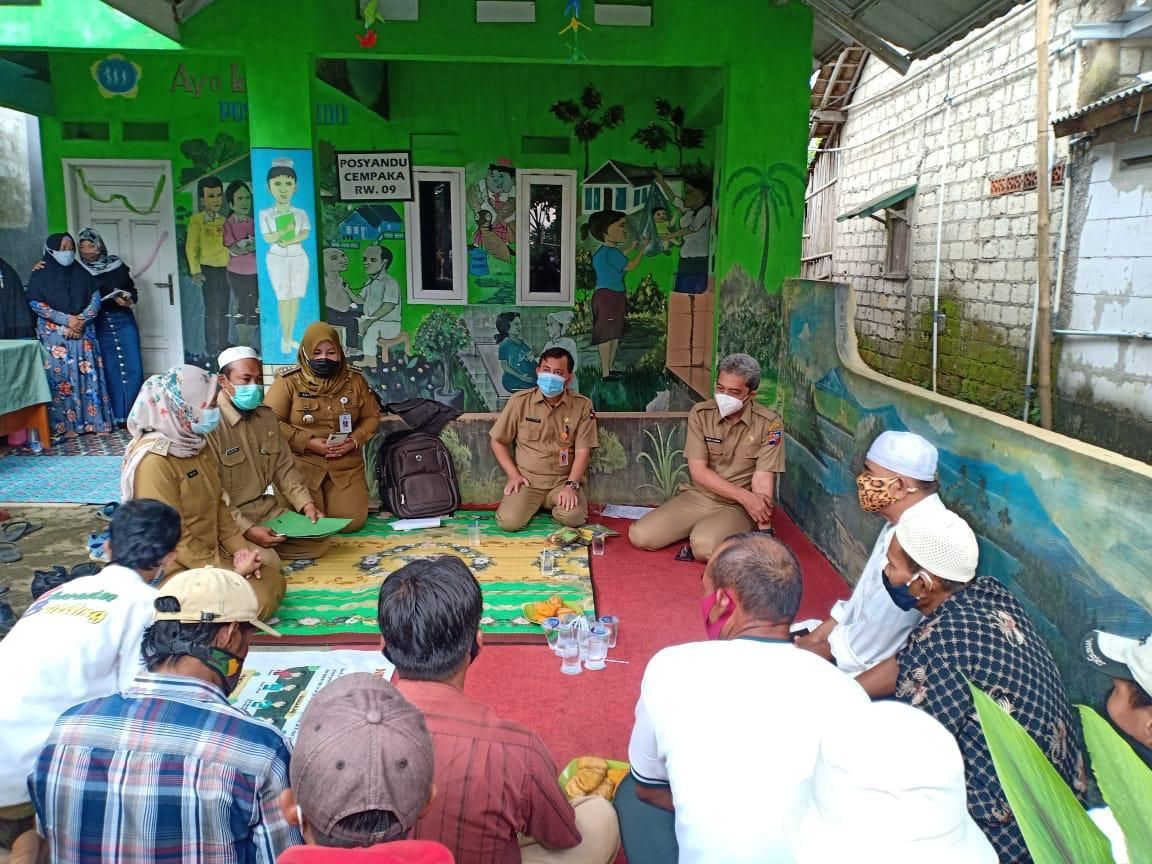 Wakill Wali Kota Bogor (pojok kanan) saat berbincang bersama warga Kelurahan Situ Gede, Bogor Barat, Kota Bogor.*