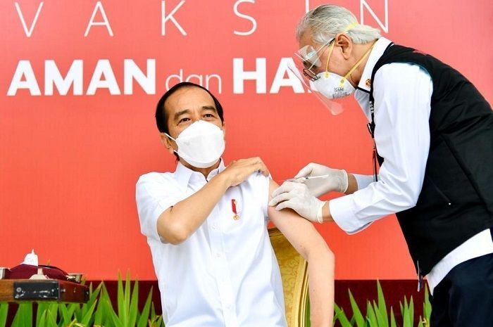 Presiden Joko Widodo melaksanakan vaksinasi Covid-19 Sinovac pertama pada rabu, 13 januari 2021 di Istana Negara, Jakarta. /Laily Rachev/Dok. Biro Pers Sekretariat Presiden/Laily Rachev