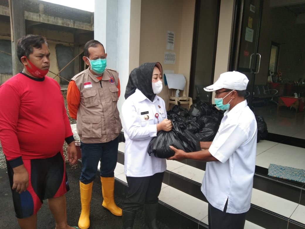Bupati Tiwi berikan bantuan secara simbolis kepada warga terdampak banjir di Desa Cilapar, Kwcamatan Kaligondang, Purbalingga, Rabu 13 Januari 2021.