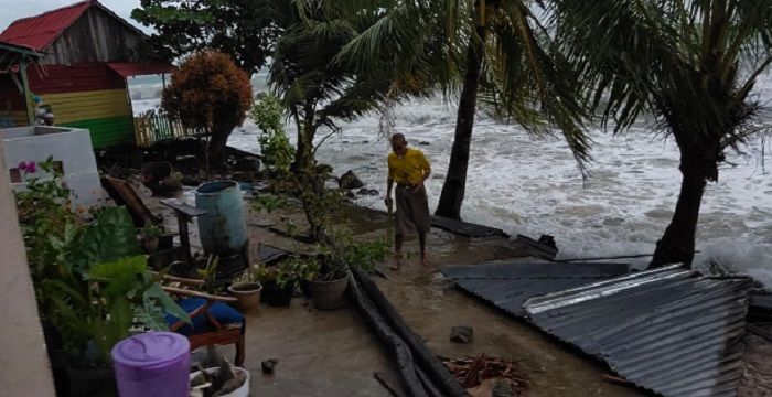 Rumah warga di Pulau Lemukutan porak poranda diterjang angin kencang disertai gelomban