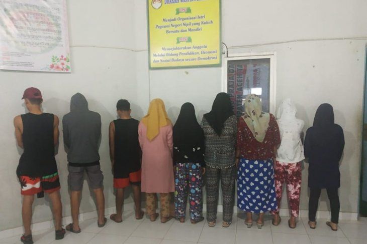 Satpol PP dan WH Aceh Tamiang, mengamankan sejumlah orang yang diduga melakukan khalwat pada 12 Januari 2021.
