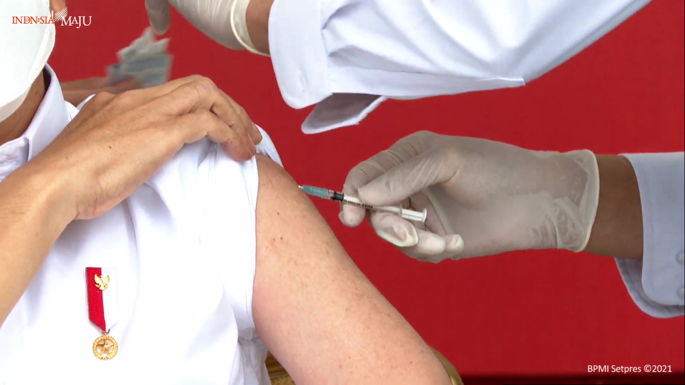 Momen saat jarum suntik vaksin Covid-19 Sinovac masuk ke dalam lengan Presiden Jokowi, di Istana Negara Jakarta, Rabu 13 Januari 2021