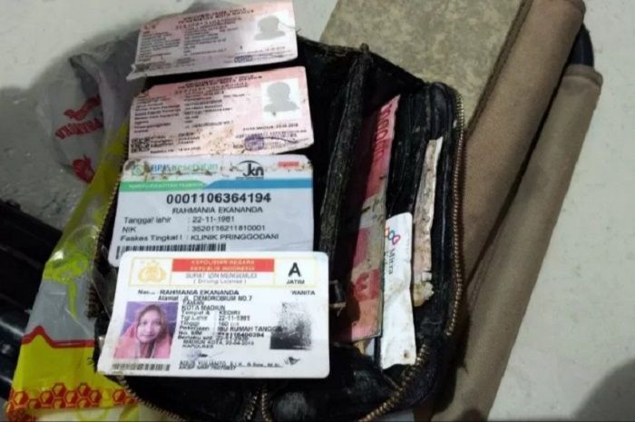 Dompet yang diduga milik penumpang Sriwijaya Air SJ-182 berisi identitas Rahmania Ekananda dan dua anaknya, Fazila Ammara dan Fatima Ashalina (12/1/2021)