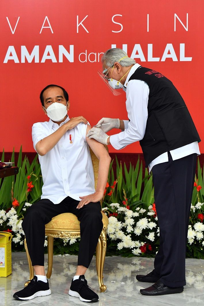Presiden Joko Widodo (kiri) disuntik dosis pertama vaksin Covid-19 produksi Sinovac oleh vaksinator Wakil Ketua Dokter Kepresidenan Prof Abdul Mutalib (kanan) di beranda Istana Merdeka, Jakarta, Rabu (13/1/2021). Penyuntikan perdana vaksin COVID-19 ke Presiden Joko Widodo tersebut menandai dimulainya program vaksinasi di Indonesia. 