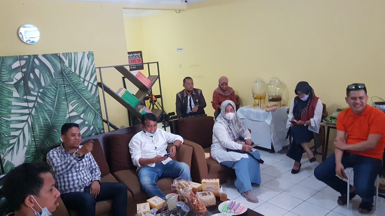 Ketua HIPMI Kabupaten Bandung Dani Gusnadi bersama Kabid Pengembangan UKM Diskop UKM Dadan Ruhamat serta Ketua Umum FUN Budi Yusep Nurjaman sedang berdiskusi