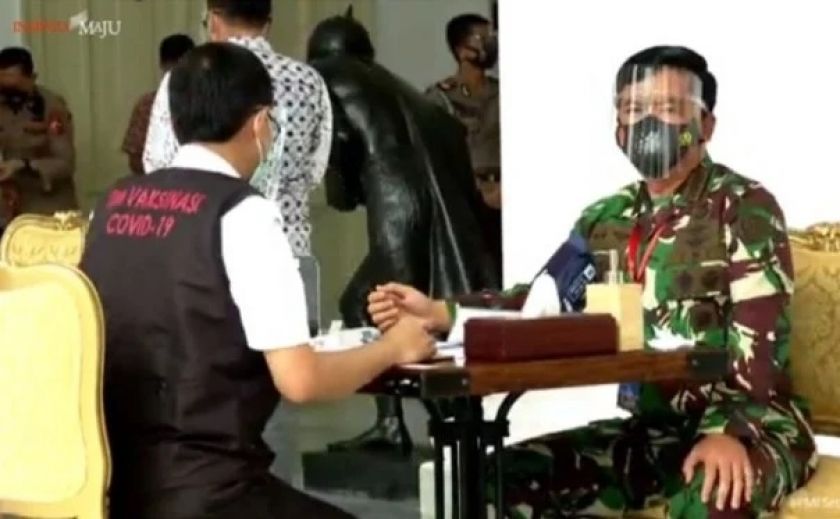 Panglima TNI saat menjalani vaksinasi.