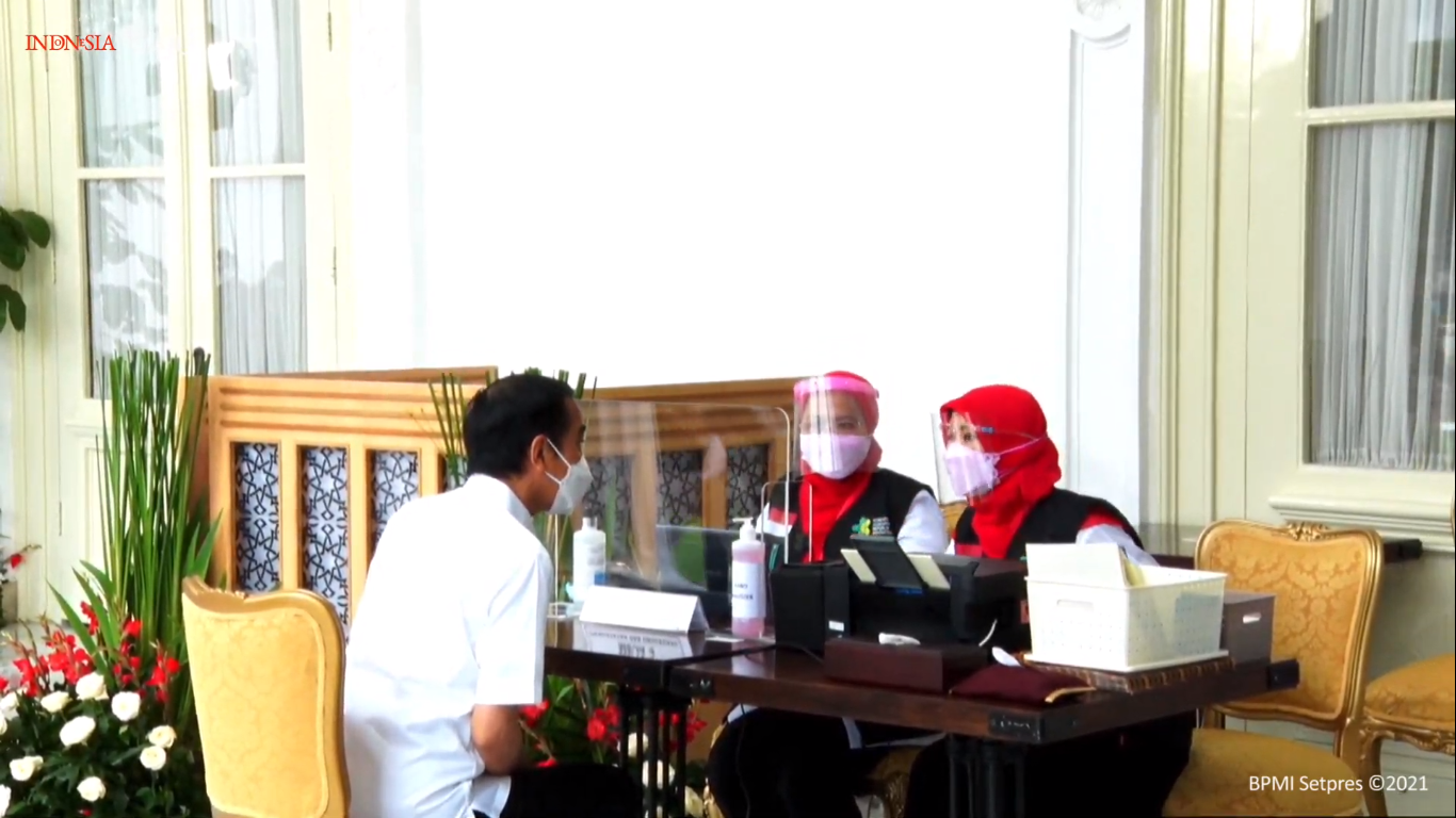 Presiden Jokowi mendatangi meja empat yaitu meja petugas pencatatan
