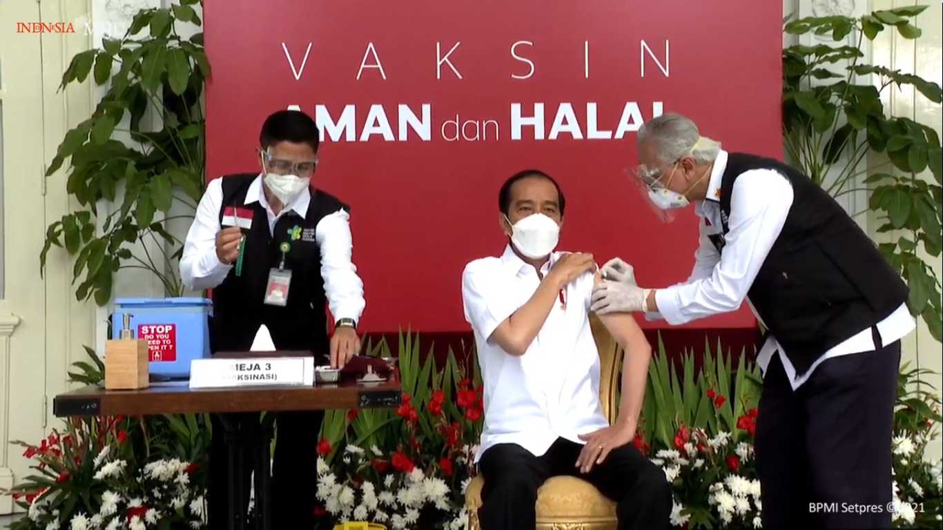 Jokowi disuntik vaksin /diambil dari Youtube @ Sekretariat Presiden
