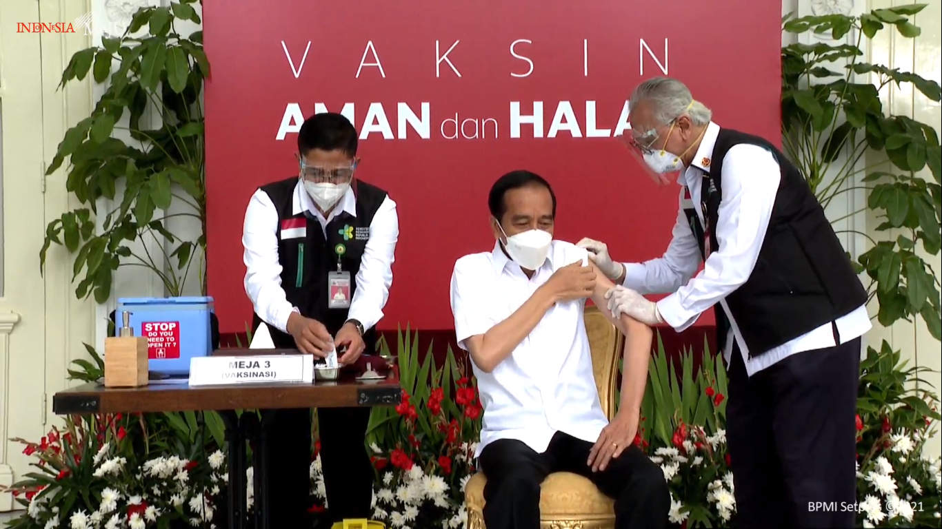 Proses penyuntikan vaksin Corona kepada Presiden Joko Widodo