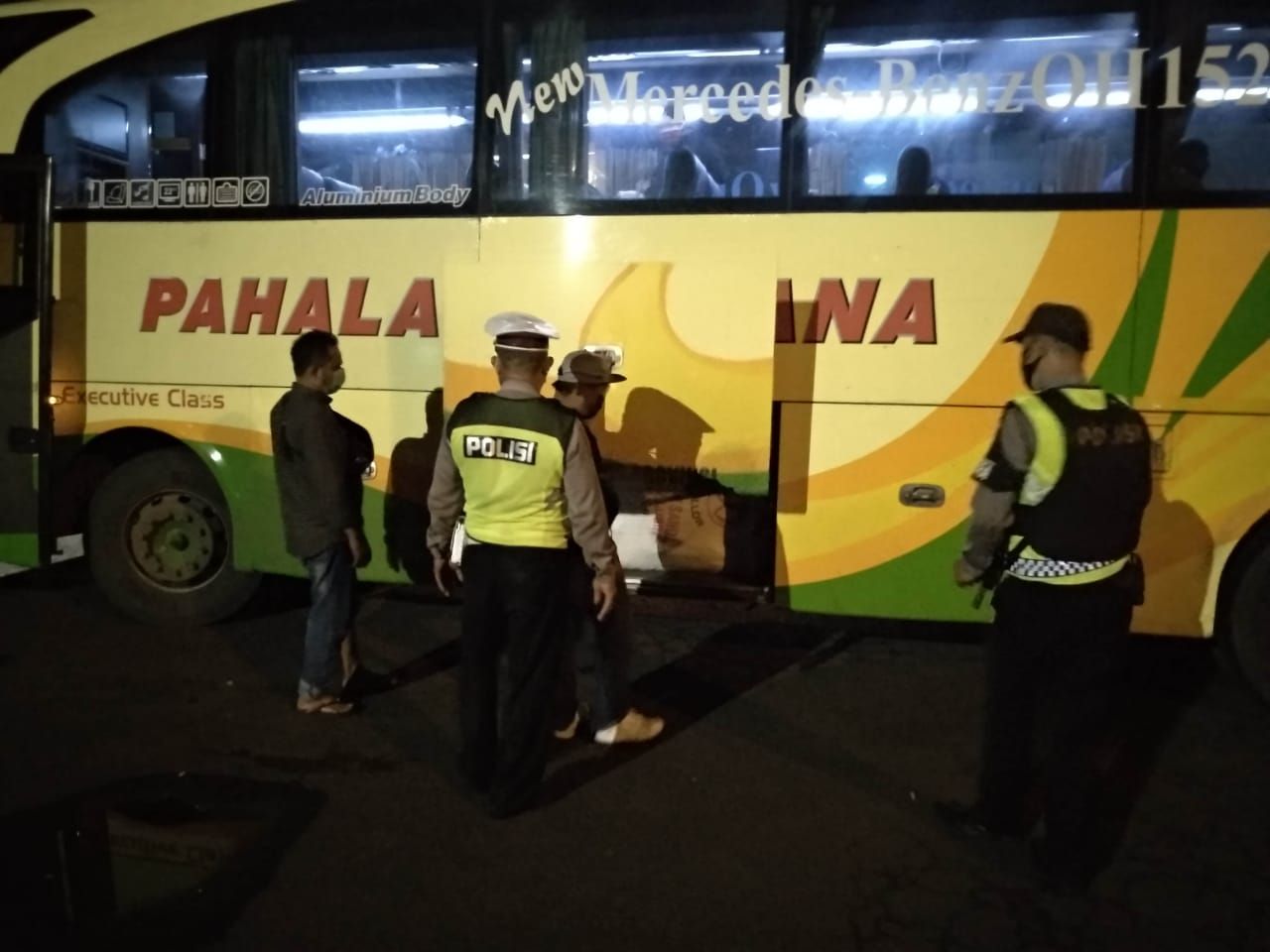 Pemeriksaan barang bawaan bus di pelabuhan Gilimanuk Bali, 14 Januari 2021.