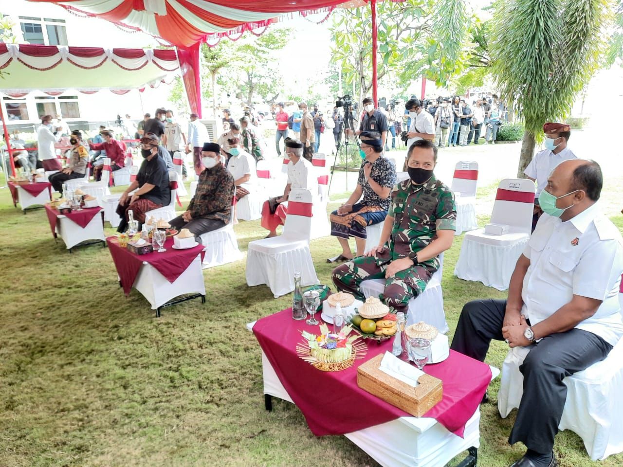Sejumlah petinggi pemerintahan, TNI-Polri dan pimpinan instansi di Bali menunggu giliran menerima vaksin covid-19 perdana di UPTD Rumah Sakit Bali Mandara.
