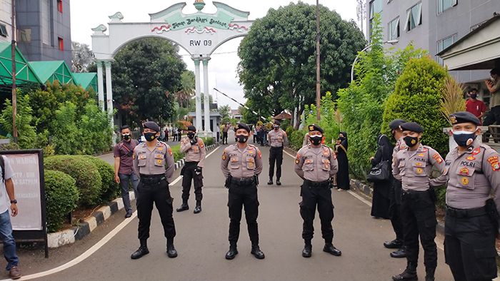 Ratusan warga terhenti di depan pintu gerbang karena Ppenjagaan ketat kepolisian menyusul tibannya jenazah Syekh Ali Jaber di Kediamannya di Pulogadung.