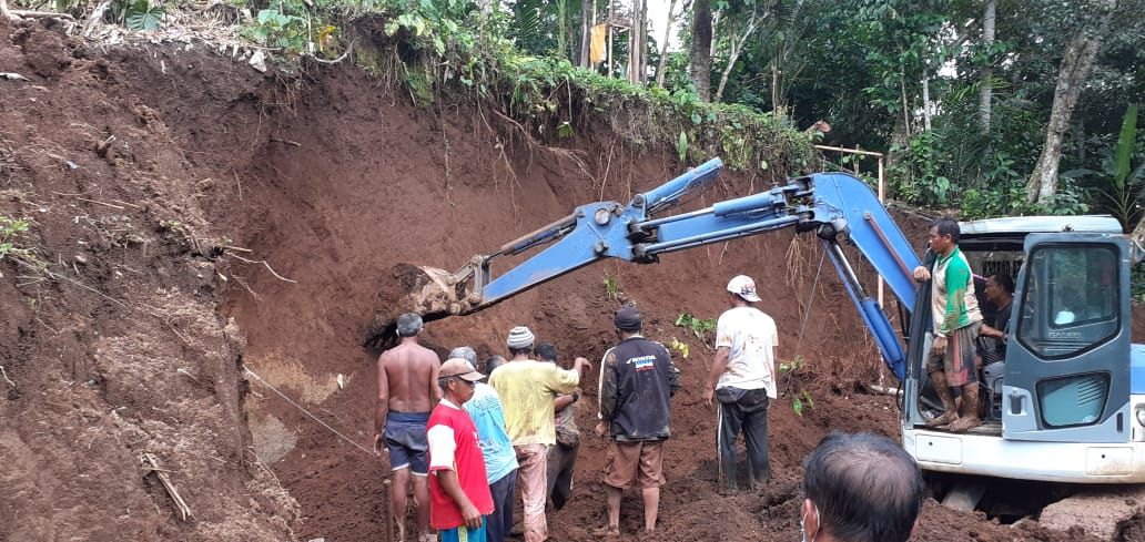 Proses pencarian 3 korban yang tertimbun longsor proyek bangunan senderan di Payangan Gianyar Bali dengan alat eskavator, Kamis 14 Januari 2021.