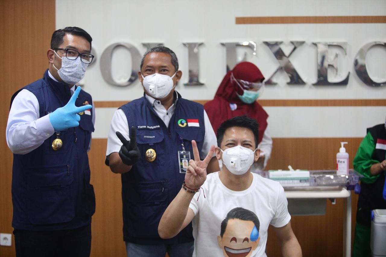 Ariel Noah saat bersiap disuntik vaksin covid-19 di RSKIA Kota Bandung, Kamis 14 Januari 2021.