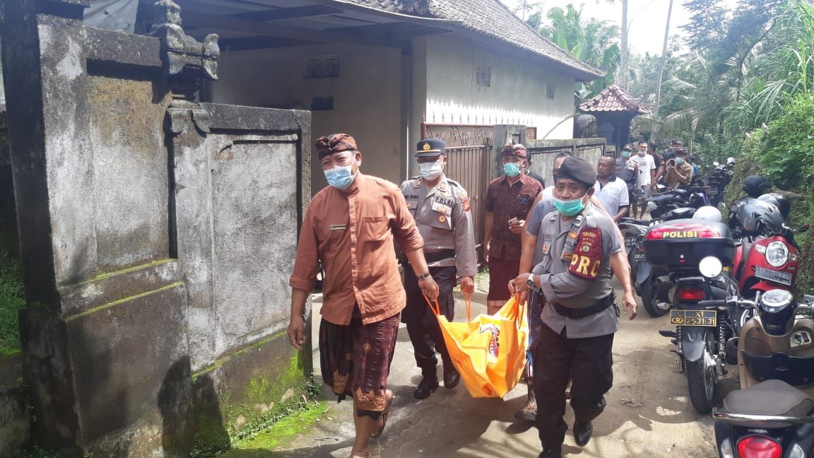 Tim Kepolisian Polsek Payangan bersama warga mengevakuasi korban tewas tertimbun longsor bangunan proyek setinggi 7 meter di Payangan Gianyar Bali, Kamis 14 Januari 2021.