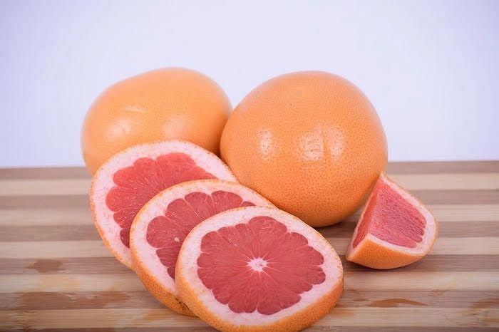 Ilustrasi jeruk bali, buah yang bisa memberikan energi tambahan.