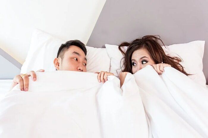 6 Posisi Tidur Suami Istri yang Bisa Menguntungkan dan Merugikan Pasangan