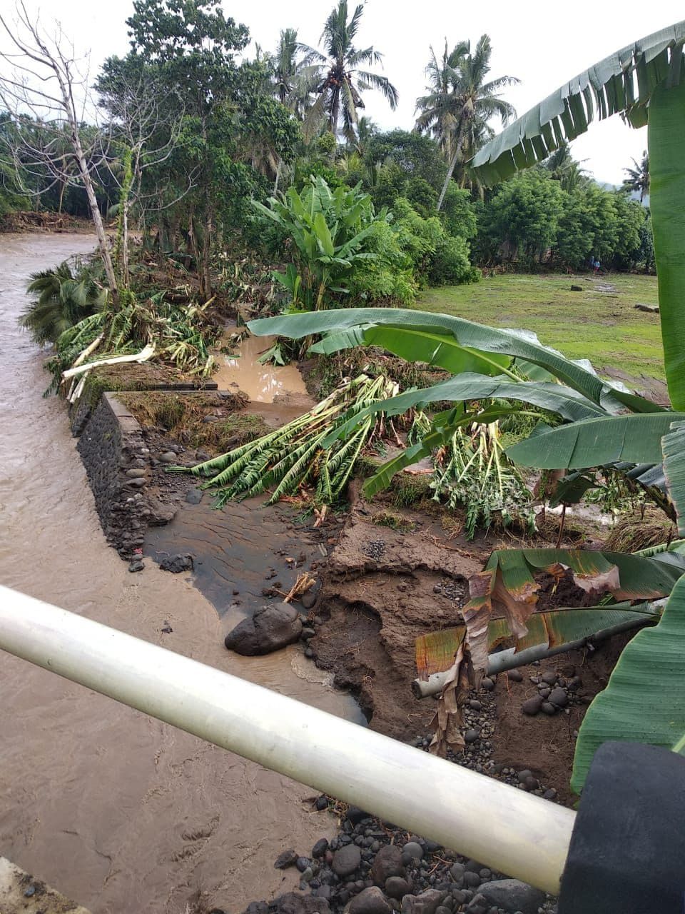Banjir bandang menerjang Desq Pulukan, Kecamatan Pekutatan, Jembrana, Jumat 15 Januari 2021 dini hari.  Beruntung tak ada korban jiwa dalam bencana ini.