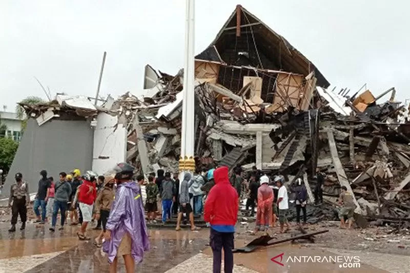 Kerusakan bangunan yang diakibatkan oleh gempa bumi yang melanda Majene Sulawesi Barat