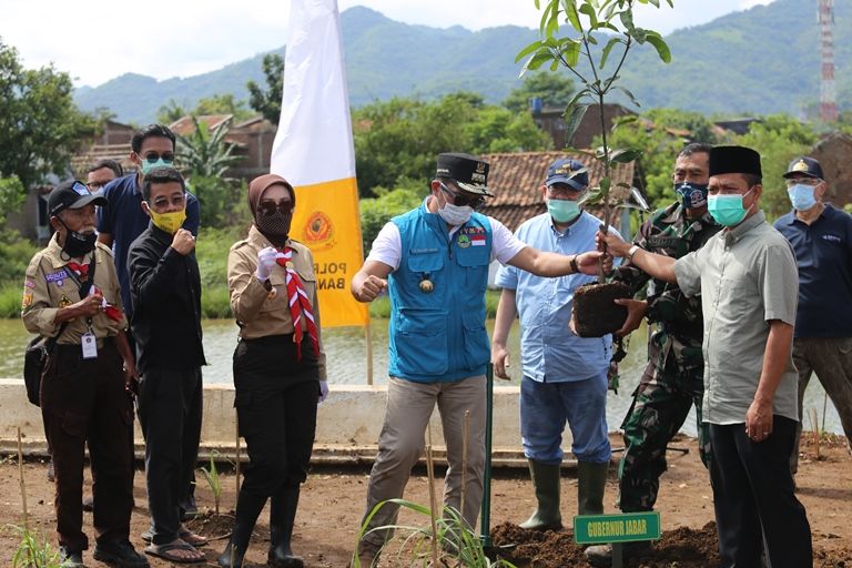Gubernur saat melaksanakan inspeksi mendadak di Sektor 6 Daerah Aliran Sungai (DAS) Citarum, Kecamatan Bojongsoang, Kabupaten Bandung, Rabu 13 Januari 2021.
