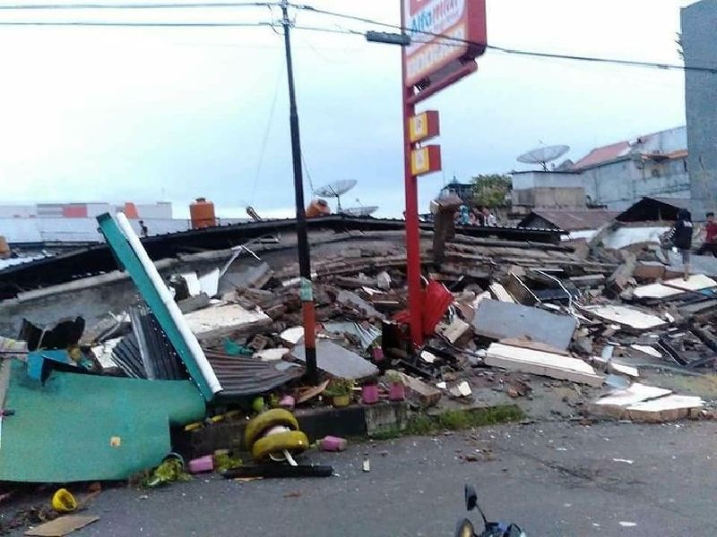 Bangunan rata dengan tanah setelah diguncang gempa gerkekuatan 6,2 SR di Mamuju Sulawesi Barat pada Jumat (15/1/2021) pukul 02.28 WITA. 