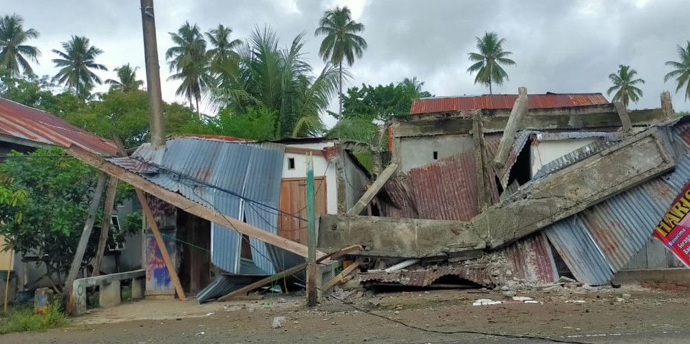 Sejumlah rumah di Provinsi Sulawesi Barat ambruk setelah diguncang gempa dengan magnitudo 6,2, Jumat 15 Januari 2021.*