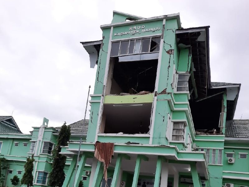 RSUD Kabupaten Mamuju, Sulawesi Barat mengalami kerusakan pasca-diguncang gempa besar dalam dua harim.