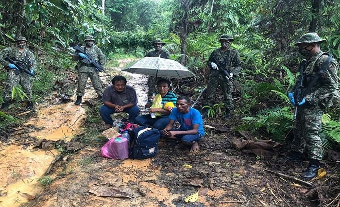 Tentera Darat Malaysia (TDM) menangkap 3 orang Pendatang Asing Tanpa Izin (PATI) bersama seorang bayi berusia 7 bulan warga Indonesia.*  