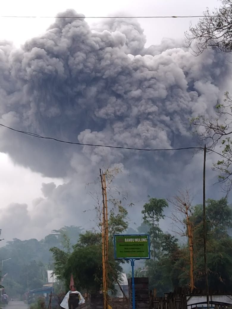 Abu vulkanik dari kawah Jonggring Saloko di Gunung Semeru, Sabtu 16 Januari 2021.*
