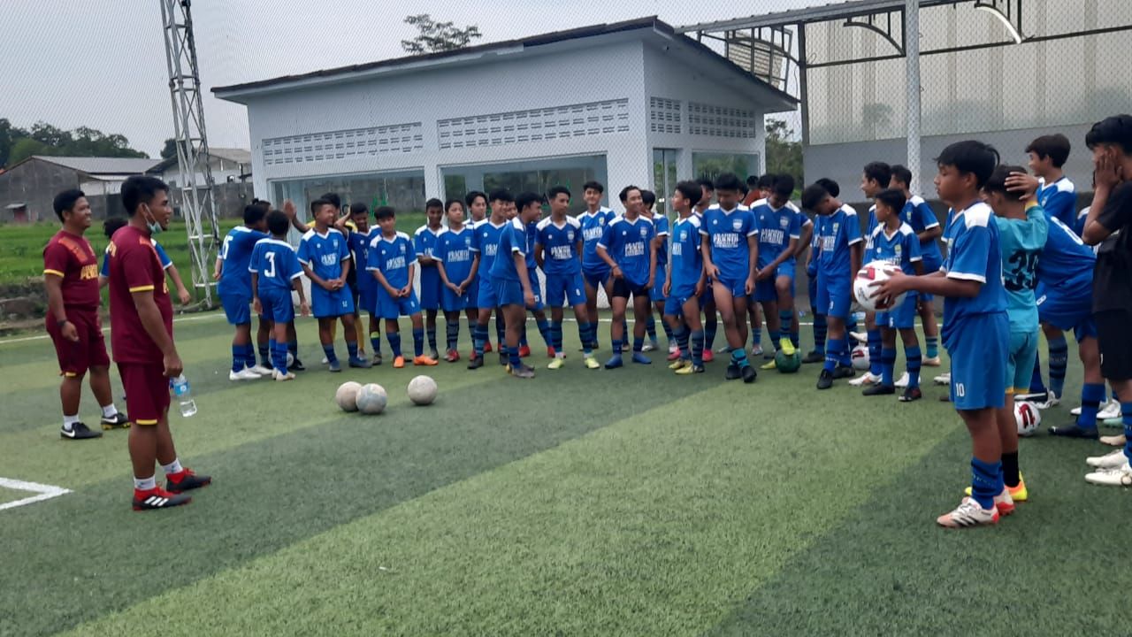 Akademi Persib hadirkan para pemain Persib dalam sesi diklat kali ini di lapang Mini Soccer Saguling, BKR, Kota Tasikmalaya.
