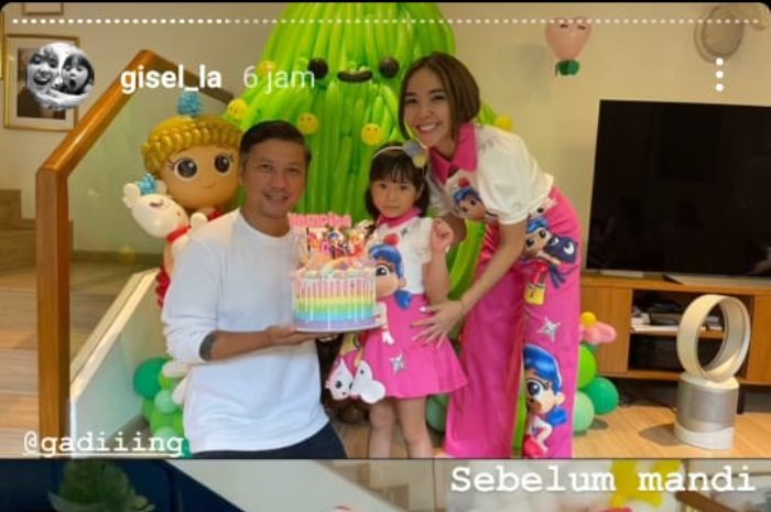 Tangkap layar unggahan Instagram Story milik Gisella Anastasia di hari ulang tahun Gempi bersama dengan Gading Marten.