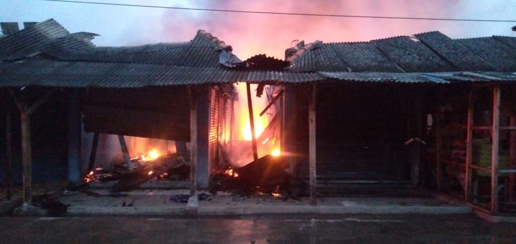 Api melahap toko di Pasar Inpres Pamanukan di Subang. Tidak ada korban jiwa dalam tragedi ini