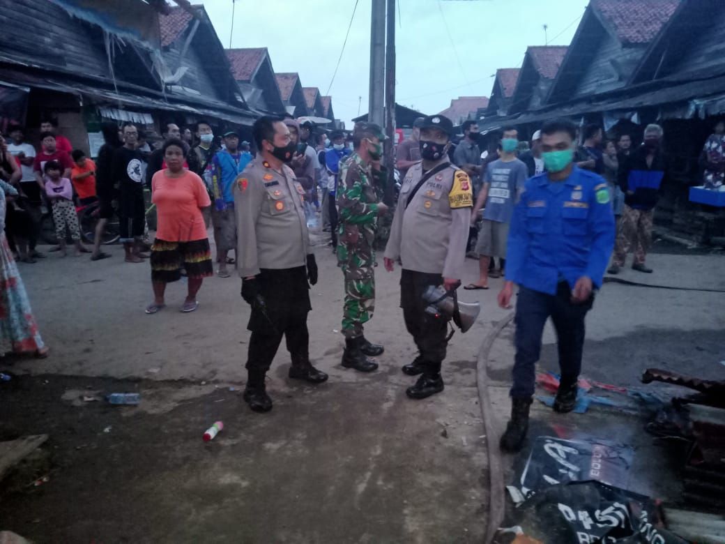 Polisi tengah berjaga di Pasar Inpres Pamanukan usai terbakar hebat Sabtu, 16 Januari 2021 dini hari