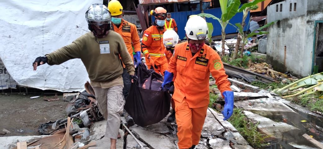 TimSAR mengevakuasi korban tertimpa bangunan runtuh akibat gempa 6,2 SR di Provinsi Sulawesi Barat. Korban yang ditemukan dalam kondisi meninggal diketahui atanasama Darmawan umur 18 tahun Alamat Jalan KS. Tubun Kota Mamuju. 