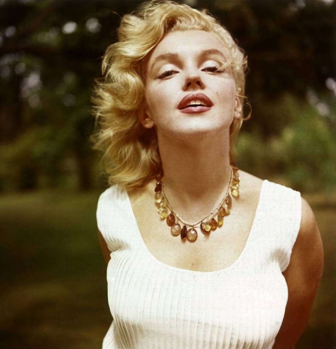 Penyanyi dan artis serba bisa Marylin Monroe dianggap ikon Hollywood sepanjang masa.